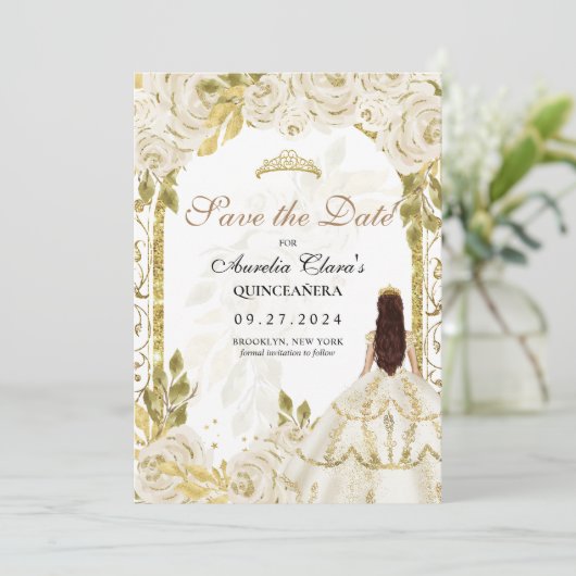 Ivory White Floral Princess Gold Arch Quinceanera Aankondiging (Staand voorkant)