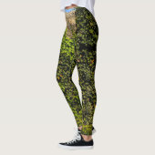 Ivy-bedekte stenen muur met blauwe leggings (Links)
