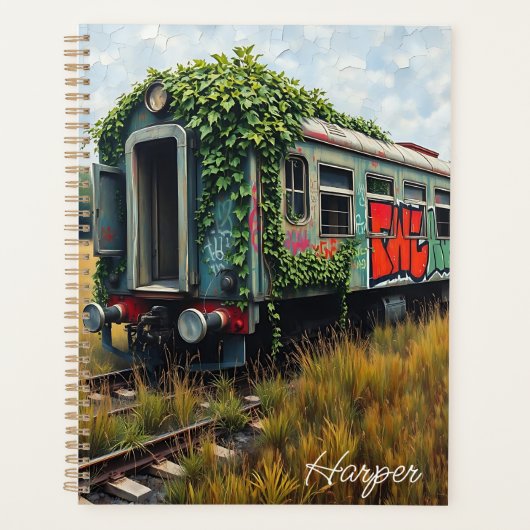 Ivy en Graffiti Bedekte Verlaten Trein Planner (Voorkant)