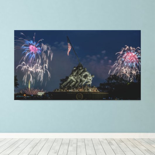 Iwo Jima tijdens vuurwerk op 4 juli Canvas Afdruk (Insitu (Houten vloer))