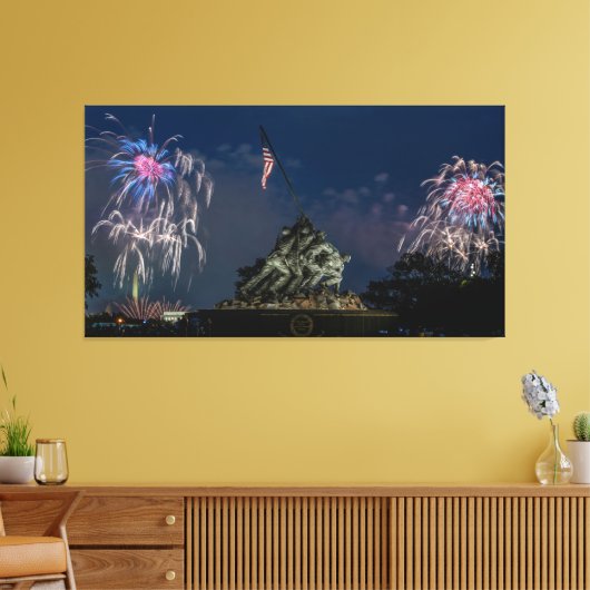 Iwo Jima tijdens vuurwerk op 4 juli Canvas Afdruk (Insitu (Woonkamer))
