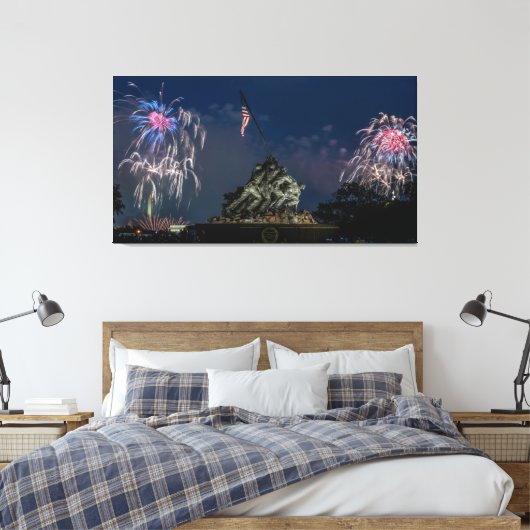 Iwo Jima tijdens vuurwerk op 4 juli Canvas Afdruk (Insitu (Slaapkamer))