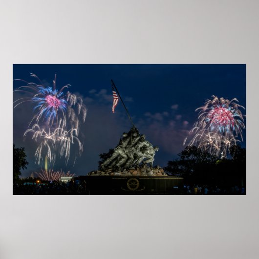 Iwo Jima tijdens vuurwerk op 4 juli Poster (Voorkant)