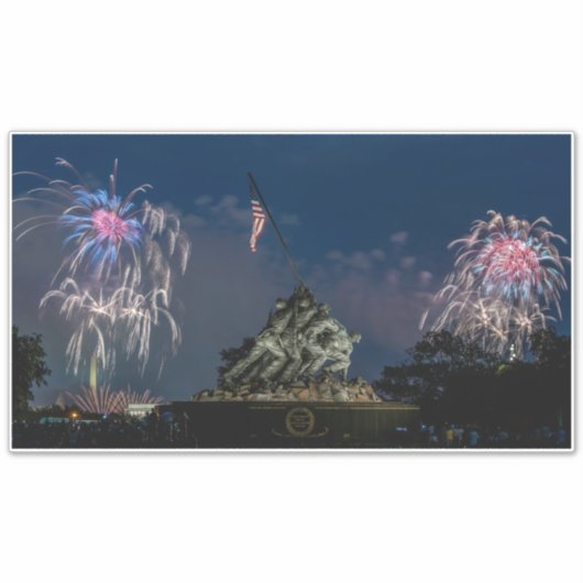 Iwo Jima tijdens vuurwerk op 4 juli Sticker (Voorkant)