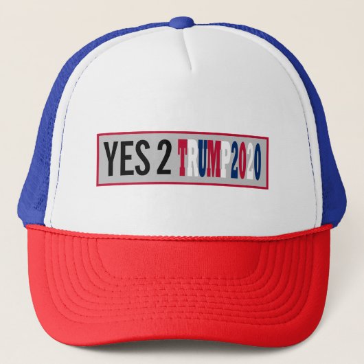 Ja 2 Trump 2020 Presidentiële verkiezingen Typogra Trucker Pet (Voorkant)