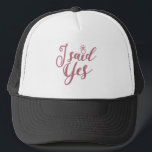 Ja, Bachelorette Party Bridal Weddenschap Trucker Pet<br><div class="desc">Ik zei ja,  Bachelorette Party,  Bridal Party of Vrijgezellenfeest. Ook geweldig voor een nacht,  Verloving of bruiloft. Maakt een geweldige kleding of decoratie voor je meisjes,  vrouwen en bruidsmeisjes,  teambruid,  bruid-tot-zijn of toekomstige vrouw! KLIK OP ONZE GRONDNAAM VOOR MEER MATCHERENDE DESIGN & KLEUREN VAN DE GROEP!</div>