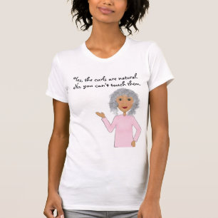 "Ja, de krullen zijn natuurlijk", dame krully haar T-shirt