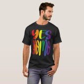 Ja Homo, regenboogkleuren in het gezegde T-shirt (Voorkant volledig)