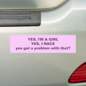 Ja, ik ben een meisje. Ja, ik Race.... Bumpersticker (Op auto)