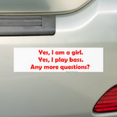 Ja, ik ben een meisje. Ja, ik speel bas. Bumpersticker (Op auto)