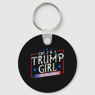 Ja, ik ben een Trump-meisje dat over zijn geschenk Sleutelhanger