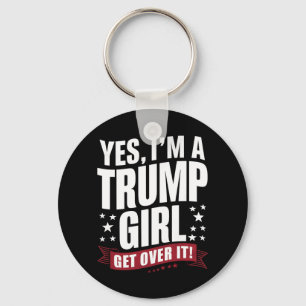 Ja, ik ben een Trump-meisje, kom eroverheen 2024 V Sleutelhanger