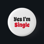 Ja, ik ben single ronde button 3,2 cm<br><div class="desc">Maak de status van je relatie duidelijk met de boodschap "Ja,  ik ben Single". Het woord single is in rode tekst op een witte achtergrond. Andere tekst is zwart.</div>