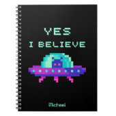Ja, ik geloof Alien Flying UFO-ruimteschip Pixel A Notitieboek (Voorkant)