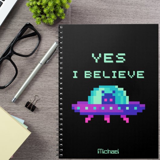 Ja, ik geloof Alien Flying UFO-ruimteschip Pixel A Notitieboek