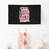 Ja, ik weet dat ik op mijn moeder lijk Groovy Moed Spandoek (Insitu)