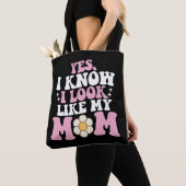Ja, ik weet dat ik op mijn moeder lijk Groovy Moed Tote Bag (Dichtbij)