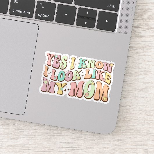 Ja, ik weet dat ik op mijn moeder Moederdag Groovy Sticker (Detail)