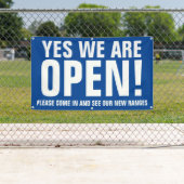 Ja we zijn open komen in blauwe bewegwijzering spandoek (Insitu)