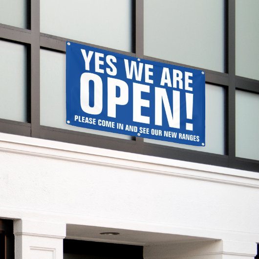 Ja we zijn open komen in blauwe bewegwijzering spandoek (Buitenkant Gebouw)