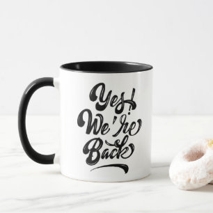 Ja! We zijn terug - Bold Calligraphy Mok