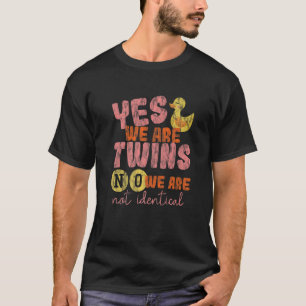 Ja we zijn tweelingen Nee we zijn niet identiek T-shirt