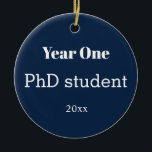 Jaar doctoraatsstudent keramisch ornament<br><div class="desc">PhD de studentenornament moet erkennen wat u doet, nu. Maar echt, het is voor u om terug in de toekomst te kijken. Je komt door de andere kant van deze academische onderneming en glimlacht wanneer je dit ornament weer ophangt aan de kerstboom met je vingers die je dan hebt. (Hier...</div>