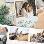 Jaar in de review multi foto groen Vrolijk Kerstfe Drieluik Wenskaart<br><div class="desc">Greenery holly berry gebladerte modern Vrolijk kerstgroen geborsteld script familiejaar in review 9 foto collage galerij tri fold vakantie kaart met uw aangepaste gepersonaliseerde tekst.</div>