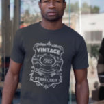 jaar met perfecte geboorte t-shirt<br><div class="desc">U kunt de stijl van dit shirt wijzigen door Meer > onder de stijloptie te kiezen. Het kan in het gebied worden gepersonaliseerd verstrekken of door de klik aan te passen om verdere optie aan te passen en de naam, de initialen of de woorden te veranderen. U kunt de tekstkleur...</div>