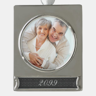 jaar specifieke houtskooldamp met foto verzilverd banner ornament