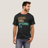 Jaar van de Oude Legende sinds september 1975psd B T-shirt (Voorkant volledig)