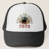 JAAR VAN DE RABBIT 2023 TRUCKER HAT TRUCKER PET (Voorkant)
