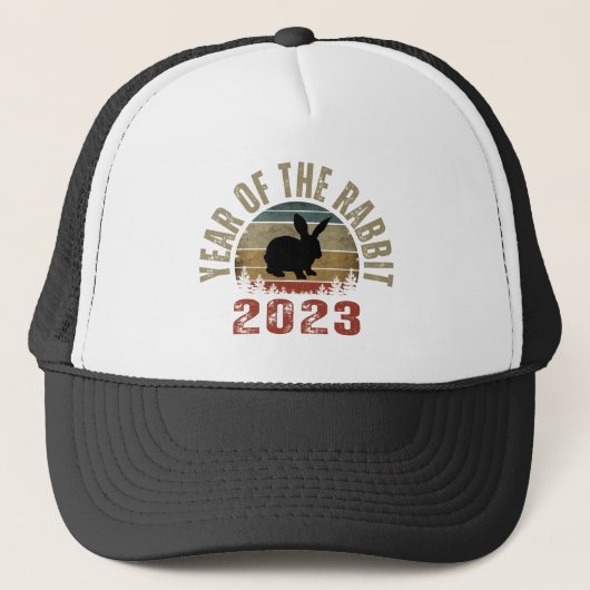 JAAR VAN DE RABBIT 2023 TRUCKER HAT TRUCKER PET (Voorkant)