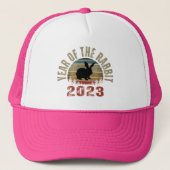 JAAR VAN DE RABBIT 2023 TRUCKER HAT TRUCKER PET (Voorkant)