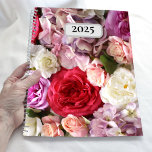 Jaarlijkse Bloemenplanner met roze en rode bloemen Planner<br><div class="desc">Een  bloemplanner met een foto van weelderige bloemen,  waaronder pioenen en rozen in wit,  roze en lavendel. Perfect voor iedereen die houdt van een maximalistische look met prachtige bloemen in vrouwelijke en ontspannende kleuren. Zoek naar "pioenen" in mijn winkel om coördinerende items te zien.</div>