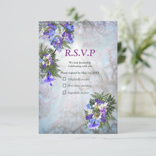 Jacaranda Blooms en Lily Bouquet RSVP Kaartje (Staand voorkant)