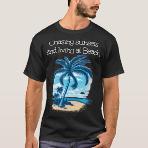 Jacht op zonsondergang onder palmbomen en dicht bi t-shirt