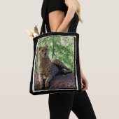 Jachtluipaard op een rots tote bag (Dichtbij)