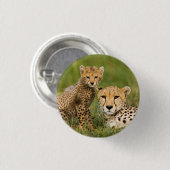 Jachtluipaardjong en -ouder in het gras ronde button 3,2 cm (Voorkant /achterkant)