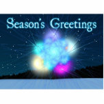 Jack Frost - Seizoensgroeten Fotobeeldje Magneet<br><div class="desc">Een meerkleurige willekeurige fractal die lijkt op Jack Frost-ijspatronen op een ruit; wordt toegevoegd aan een wintery, nachtachtergrond. De gloeiende vlekken van kleur, elementen van het oorspronkelijke fractale afbeelding, zijn gewoon een mooi plusje. De tekst met de tekst "Seizoensgroeten" staat in blauw en wit gloeiend blauw. Die patronen op je...</div>