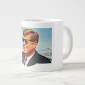 Jack Kennedy in een zonnebril Grote Koffiekop (Voorkant rechts)