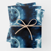 Jack-o-lantaarn in de regen inpakpapier vel (In situ)