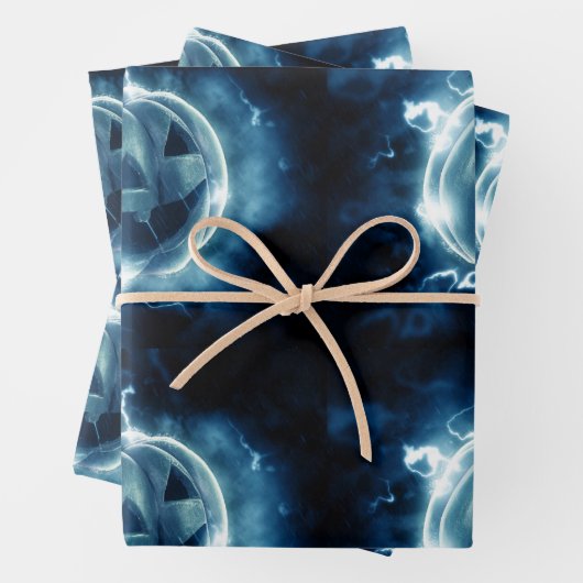 Jack-o-lantaarn in de regen inpakpapier vel (In situ)