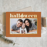 Jack-o'-lantaarn Oranje foto Halloween Folie Wenskaart<br><div class="desc">Fijne Halloween! Stuur Halloween-groeten naar familie en vrienden met deze aanpasbare Halloween-kaart. Het beschikt over retro gewaagde typografie en een pompoenaccent met een oranje achtergrond. Personaliseer door uw gegevens toe te voegen. Deze gouden folie foto Halloween kaart is verkrijgbaar in andere kleuren. Overeenkomende objecten zijn beschikbaar.</div>