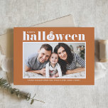 Jack-o'-lantaarn Oranje foto Happy Halloween Kaart<br><div class="desc">Fijne Halloween! Stuur Halloween-groeten naar familie en vrienden met deze aanpasbare Halloween-kaart. Het beschikt over retro gewaagde typografie en een pompoenaccent met een oranje achtergrond. Personaliseer door uw gegevens toe te voegen. Deze foto Halloween kaart is beschikbaar in andere kleuren. Overeenkomende objecten zijn beschikbaar.</div>