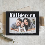 Jack-o'-lantern Black Foto Happy Halloween<br><div class="desc">Fijne Halloween! Stuur Halloween-groeten naar familie en vrienden met deze aanpasbare Halloween-kaart. Het beschikt over retro gewaagde typografie en een pompoen accent. Personaliseer door uw gegevens toe te voegen. Deze foto Halloween kaart is beschikbaar in andere kleuren. Overeenkomende objecten zijn beschikbaar.</div>
