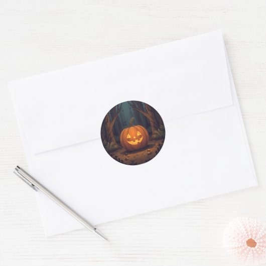 Jack O' Lantern gloeit in het bos Ronde Sticker (Envelop)