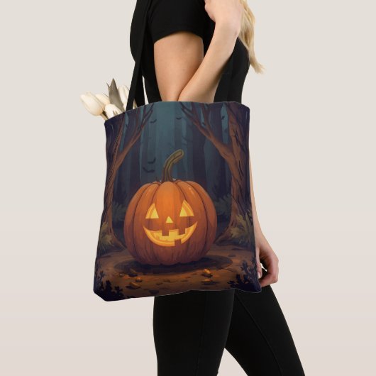 Jack O' Lantern gloeit in het bos Tote Bag (Dichtbij)