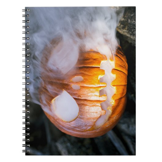 Jack-o-Lantern Halloween pompoenkop op het vuur  Notitieboek (Voorkant)