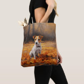 Jack Russell in de herfst laat Herfst inspireren Tote Bag (Dichtbij)